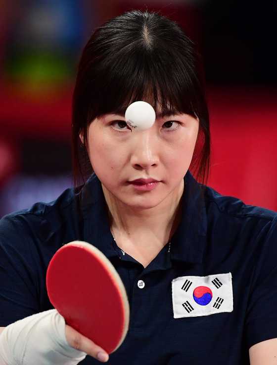 Seo Su-yeon plays the ball against Nadezhda Pushpasheva of Russia on Thursday at the Tokyo Metropolitan Gymnasium. [JOINT PRESS CORPS]