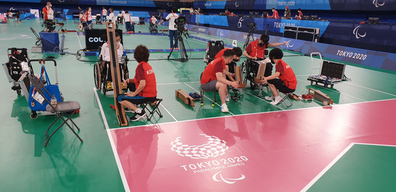 Korean boccia players warm up at the Ariake Arena in Tokyo on Friday for the 2020 Tokyo Paralympic boccia matches that start on Saturday. [YONHAP]