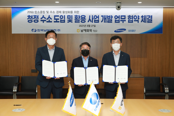 From left: Samsung C&T's Trading and Investment Group CEO Koh Jung-suk, Korea Southern Power CEO Lee Seung-woo and Namhae Chemical CEO Ha Hyung-soo pose for a photo after signing a memorandum of understanding on Friday. [SAMSUNG C&T]