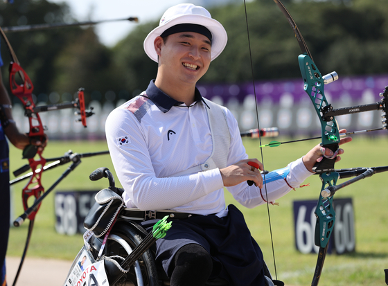 Kim Min-su shoots his recurve bow during the men's recurve ranking round at the Tokyo Paralympics at Yumenoshima Ranking Field on Friday. [YONHAP]