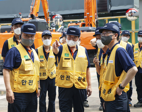 Hyundai Heavy Industries Holdings Chairman Kwon Oh-gap, middle, inspects the Doosan Infracore factory in Incheon on Aug. 20. [YONHAP]