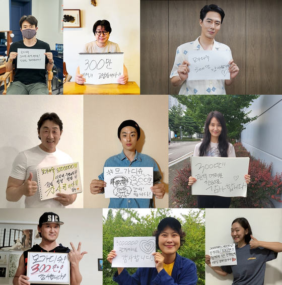 Director Ryu Seung-wan, top left, and the stars of the film ″Escape from Mogadishu″ hold signs celebrating that the movie has sold more than 3 million tickets as of Sunday. [LOTTE ENTERTAINMENT]