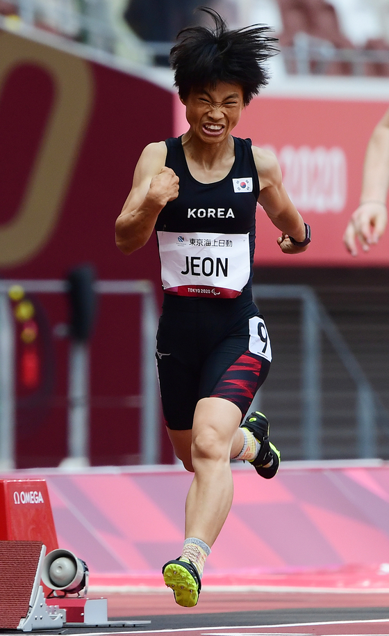 Jeon Min-jae runs in the women's 200 meters T26 race at the Olympic Stadium in Tokyo on Sunday. [JOINT PRESS CORPS]