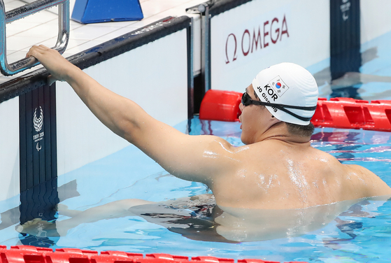 Jo Gi-seong prepares for the men's S4 200-meter freestyle preliminary race on Monday at the Tokyo Aquatics Centre in Tokyo. [NEWS1]