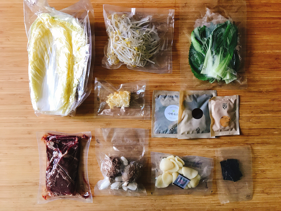A breakdown of how much plastic packaging is used in a meal kit. [JOONGANG DB]