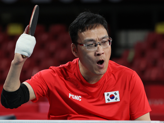 Joo Young-dae celebrates after beating Kim Hyeon-uk in the gold medal match of the men's singles class one table tennis tournament at the 2020 Tokyo Paralympics. Joo is Korea's first gold medal winner at the Games. [YONHAP]