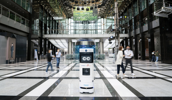 SK Telecom's automated cleaning and disinfection robot Keemi is installed inside Gangnam Posco Center in southern Seoul as a part of SK Telecom and Posco's business agreement signed on Aug. 27. The two companies will work together to make their workplaces safer. [SK TELECOM]