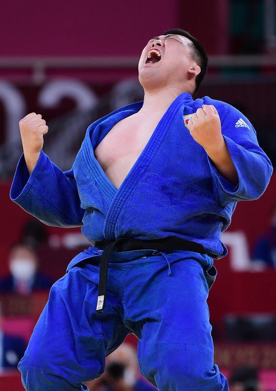 Choi Gwang-geun celebrates after winning the men's over 100 kilogram judo bronze medal at the 2020 Tokyo Paralympics. [JOINT PRESS CORPS]