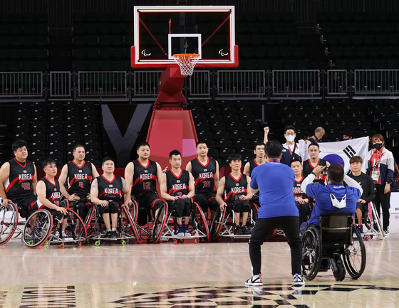 The Korean wheelchair basketball team pose for a group photo after their loss against Spain at the 2020 Tokyo Paralympics, on Aug. 25. [YONHAP]