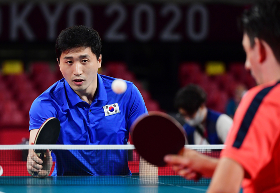 Kim Young-gun receives the ball in the men's singles class four gold medal match against Abdullah Ozturk of Turkey at the Tokyo Metropolitan Gymnasium in Tokyo on Monday. [NEWS1]
