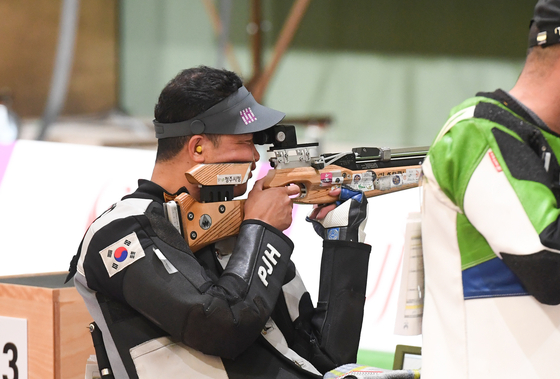 Park Jin-ho competes in the men's 10-meter air rifle class one finals at the Asaka Shooting Range in Tokyo on Monday. [NEWS1]