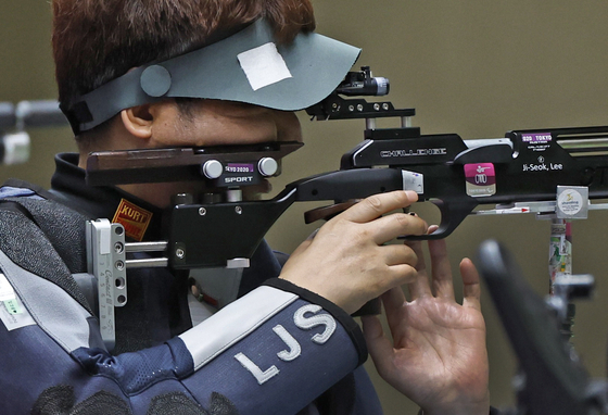Lee Ji-seok shoots during the mixed 10-meter air rifle standing finals at Asaka Shooting Range in Tokyo on Monday. [REUTERS/YONHAP]