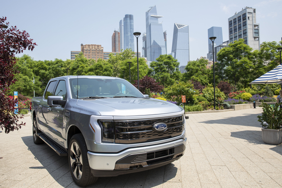 All-Electric Ford F-150 Lightning is on display on May 26 in New York City after being revealed the previous week. F-150 Lightning is a pillar of the company's more than $22 billion global electric vehicle plan to lead electrification in areas of strength. F-150 Lightning will roll off the line next year at a new high-tech factory using sustainable manufacturing practices at Ford's storied Rouge complex in Dearborn just outside Detroit. [AP/YONHAP]