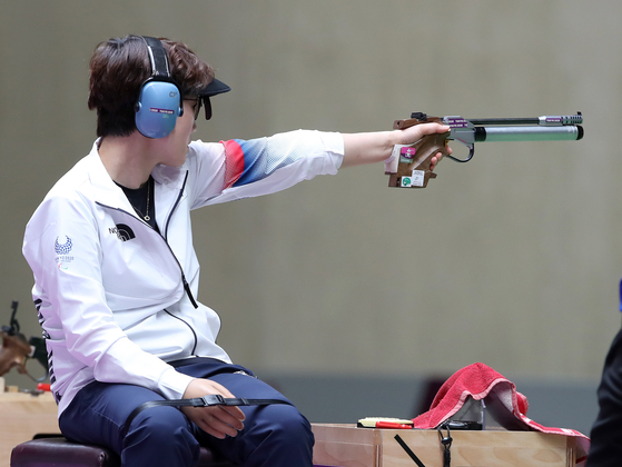Kim Youn-mi shoots during the women's 10-meter air pistol sport class one final on Tuesday at the Asaka Shooting Range in Tokyo. She finished fourth with 191.6 points. [NEWS1]