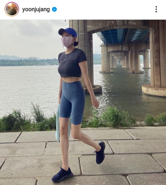 Model Jang Yoon-ju wearing bicycle shorts [SCREEN CAPTURE]