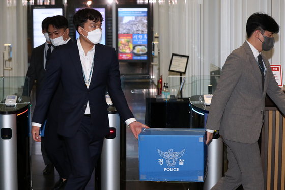 Police raid Seoul City Hall on Tuesday after receiving a complaint that Mayor Oh Se-hoon made false comments about his office's involvement in the Phi City development scandal which unfolded between 2006 and 2011. [NEWS1]