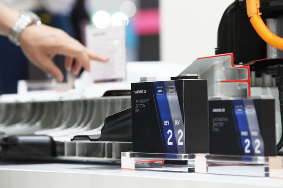Battery packages manufactured by Samsung SDI for electric vehicles (EVs) are on display at the ″InterBattery 2021″ exhibition held at Coex, southern Seoul, on June 9. [YONHAP]