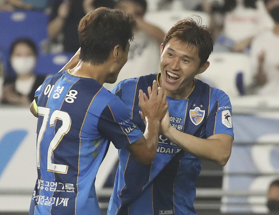Lee Dong-gyeong of Ulsan Hyundai celebrates with teammate Lee Chung-young after scoring his second goal of the match against Incheon United on Sunday at the Ulsan Munsu Football Stadium in Ulsan. [NEWS1]
