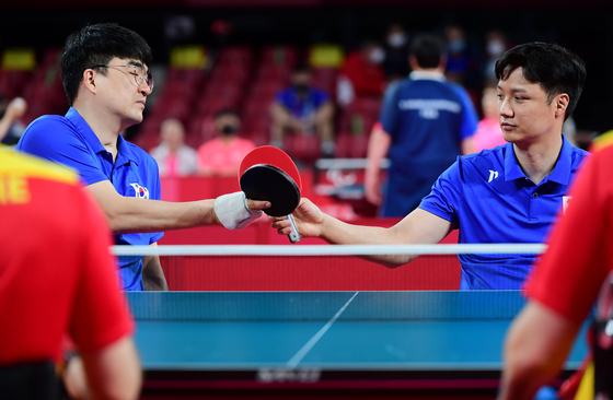 Park Jin-cheol and Cha Soo-yong play against Spain's Iker Sastre and Miguel Toledo Bachiller at the Tokyo Metropolitan Gymnasium on Tuesday. [JOINT PRESS CORPS]