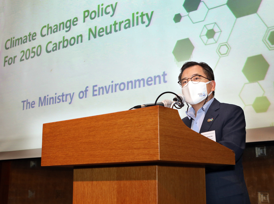 Korean Vice Environment Minister Hong Jeong-kee Thursday speaks on climate change policy at the Korea Economic Forum, attended by business leaders, officials and diplomats, at the Lotte Hotel in Sogong-dong, central Seoul. [PARK SANG-MOON]