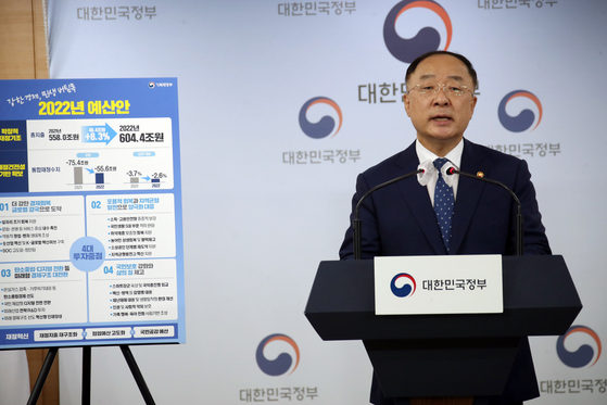 Finance Minister Hong Nam-ki announces next year's budget as well as the national debt estimate at the government complex in Seoul on Tuesday. While the spending plan for next year is an all-time record of 604.4 trillion won, so is the national debt, which is expected to exceed 1,000 trillion won. [YONHAP] 