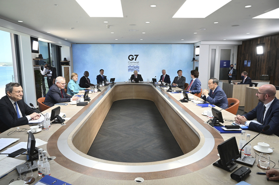 Leaders of the world’s wealthiest democracies take part in the G7 summit in Carbis Bay, Cornwall, England, Saturday which included a session on climate change. From left, Italy's Prime Minister Mario Draghi, Australia's Prime Minister Scott Morrison, German Chancellor Angela Merkel, South Africa's President Cyril Ramaphosa, South Korea's President Moon Jae-in, Britain's Prime Minister Boris Johnson, U.S. President Joe Biden, French President Emmanuel Macron, Canada's Prime Minister Justin Trudeau, Japan's Prime Minister Yoshihide Suga and European Council President Charles Michel. [AP/YONHAP]