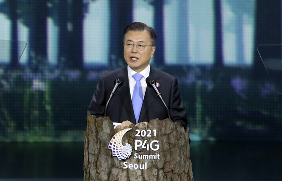 President Moon Jae-in speaks at the opening ceremony of the two-day 2021 P4G Seoul Summit which kicked off Sunday at the Dongdaemun Design Plaza (DDP) in Jung District, central Seoul, bringing together some 60 world leaders and heads of international organizations. [YONHAP]