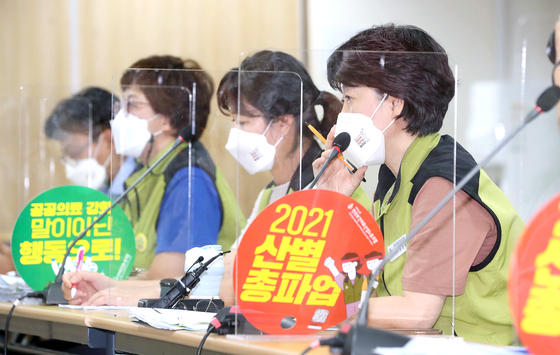 Lee Seon-hee, chief vice president of the Korean Health and Medical Workers' Union, speaks during the last-ditch talks with the Ministry of Health and Welfare at the Korea Institute for Healthcare Accreditation in Seoul on Wednesday. [NEWS1]