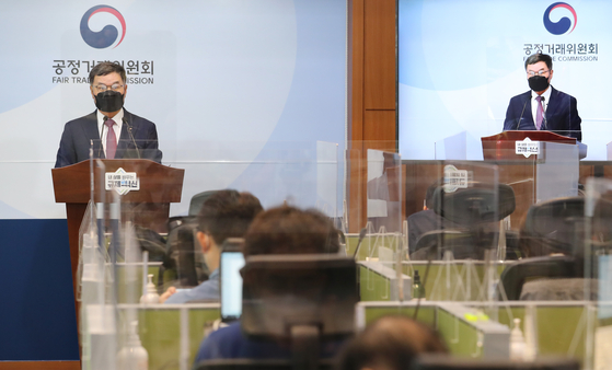 Sung Kyung-je, an FTC official, announces its conclusions on big business group shareholdings at the agency's headquarter in Sejong on Wedesday. [YONHAP] 
