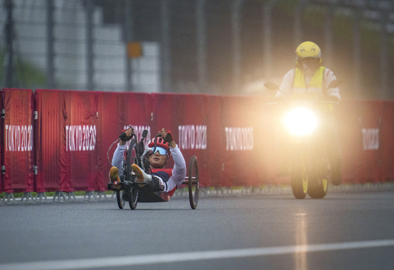 Yoon Yeo-keun competes in the men's H4 road cycling race during the Tokyo 2020 Paralympic Games at the Fuji International Speedway in Oyama, Japan on Wednesday. [AP/YONHAP]