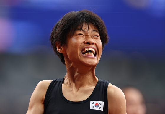 Jeon Min-jae reacts after finishing the women's class 36 100-meter heat race on Wednesday at the Olympic Stadium in Tokyo. [REUTERS/YONHAP]