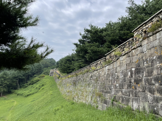 The stone wall of Sandang Fortress in Cheongju [LEE SUN-MIN]