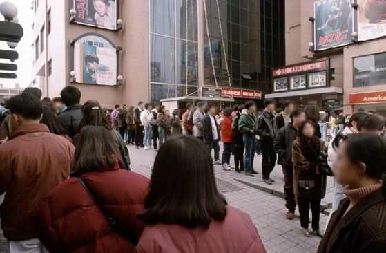 A long line of people wait in line to purchase tickets in 1993 in front of Seoul Cinema. [YONHAP]