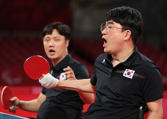 Park Jin-cheol, left and Cha Soo-yong play against France's Fabien Lamirault and Stephane Molliens in the men's team class one to two gold medal match at Tokyo Metropolitan Gymnasium in Tokyo on Wednesday. [REUTERS/YONHAP]