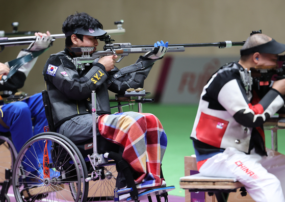 Shim Young-jip shoots during the men's 50-meter rifle three positions sport class one finals on Friday at the Asaka Shooting Range in Tokyo. He won the bronze medal at the event. [YONHAP]