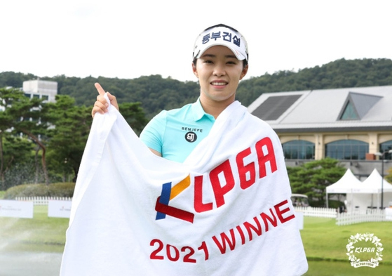 Kim Su-ji celebrates her first KLPGA trophy at at Sunning Point Country Club in Yongin, Gyeonggi, on Sunday. [KLPGA]