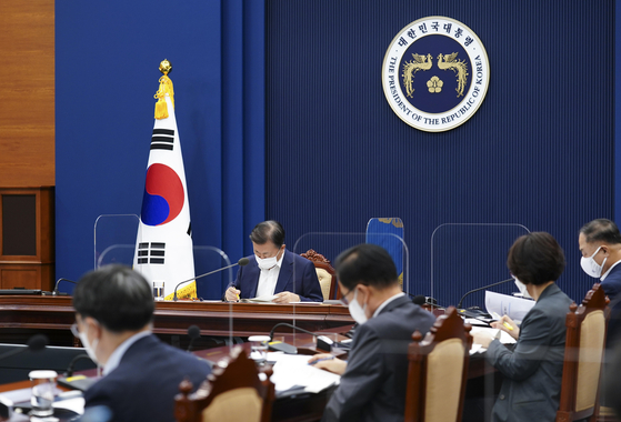 President Moon Jae-in receives a report on carbon neutrality at the Blue House on Thursday. [YONHAP]