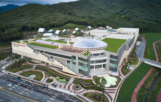 Lotte Shopping’s new premium outlet mall the Time Villas in Uiwang, Gyeonggi. The outlet has a soft opening on Wednesday and officially opens on Friday. [LOTTE SHOPPING] 