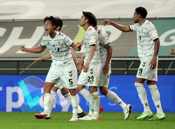 Hong Jeong-ho of Jeonbuk Hyundai Motors, left, celebrates with his teammates after defeating FC Seoul 4-3 on Sunday at Seoul World Cup Stadium in Mapo District, western Seoul. [NEWS1]