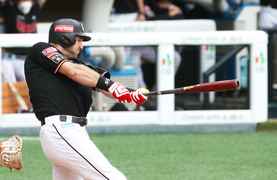 Jared Hoying of the KT Wiz brings home two runners with a hit in the fourth inning against the LG Twins and Jamsil Baseball Stadium in southern Seoul on Sunday. [NEWS1]