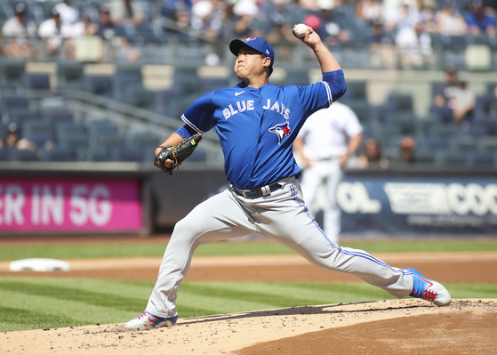 Toronto Blue Jays pitcher Ryu Hyun-jin pitches in the first inning against the New York Yankees at Yankee Stadium in New York on Monday. [USA TODAY/YONHAP]