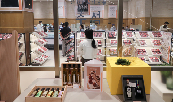 Products targeted for the Chuseok holidays, including giftsets, on sale at a pop-up store at The Hyundai Seoul on Tuesday in Yeouido, Seoul. The department store opened up a pop-up selling products from the five major traditional markets in Yeongdeungpo District with the goal of helping small shops in traditional markets. Buyers can also make purchases of the goods using Naver Smart Store and have them delivered for free. [YONHAP]