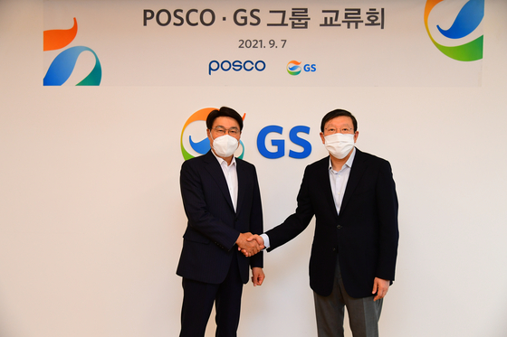 Posco Chairman Choi Jeong-woo, left, and GS Group Chairman Heo Tae-soo meet at GS Tower in Gangnam, southern Seoul, on Tuesday. The two business leaders discussed expanding cooperation in key new industries ranging from battery recycling to mobility and hydrogen. This is the first step the two leading Korean companies have taken together in 13 years after their partnership to acquire Daewoo Shipbuilding and Marine Engineering fell apart. [POSCO] 