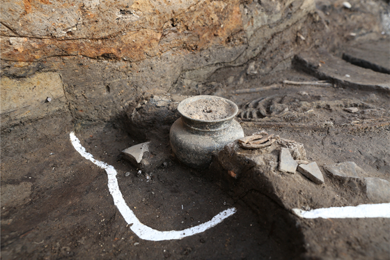 Remains of an adult female from 1,500 years ago found in Gyeongju, North Gyeongsang, at the site of a palace complex known as Wolseong. Intact pottery was found next to the head. [CULTURAL HERITAGE ADMINISTRATION]