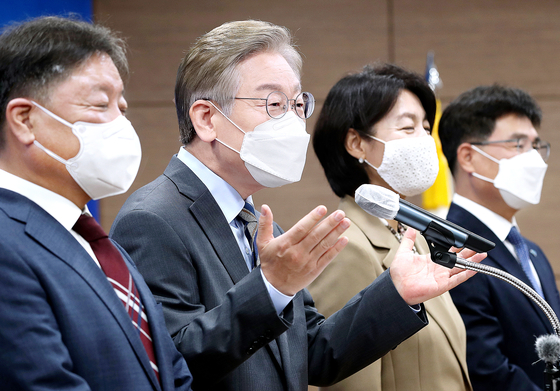 Gyeonggi Governor Lee Jae-myung, frontrunner among presidential candidates of the ruling Democratic Party, makes a promise for the development of the Gangwon province during his campaign Monday in the party’s primary race. [NEWS1]