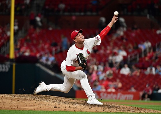 Kim Kwang-hyun of the St. Louis Cardinals pitches during the eighth inning of a game against the Los Angeles Dodgers at Busch Stadium in St Louis, Missouri on Tuesday. Kim was moved to the bullpen ahead of the game, while Jake Woodford took his place with the other starters at batting practice. Kim was due to start on Thursday, but Tuesday’s moves suggest Woodford may be given his spot in the Cardinals’ rotation. [AFP/YONHAP]