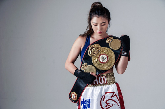 Korean boxer Choi Hyun-mi, the World Boxing Association (WBA)’s female super-featherweight title holder since 2013, poses with her championship belt. Choi will defend her title in a fight on Sept. 18. [YONHAP]
