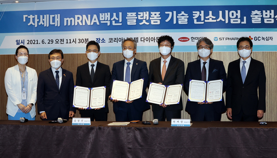 Representatives from Hanmi Pharmaceutical, GC Pharma, ST Pharm, Korea Innovative Medicines Consortium and Korea Pharmaceutical and Bio-Pharma Manufacturers Association pose for a photo after signing an agreement to launch K-mRNA consortium on June 29 at the Koreana Hotel in central Seoul. [YONHAP] 