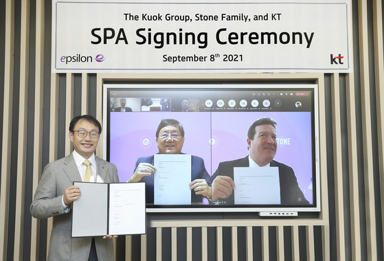 KT and Daishin Private Equity have signed an agreement to buy a 100 percent stake in Epsilon Global Communications at $145 million, the telecom company said Thursday. From left are KT's CEO Koo Hyun-mo, Kuok Group Chairman Kuok Khoon Ean and Andrew Stone, a member of the board of directors at Epsilon. [KT]