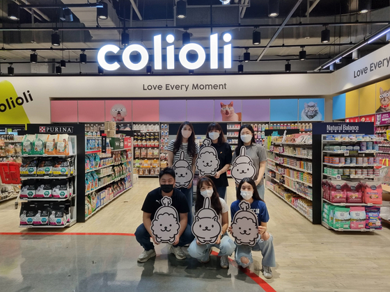 Employees pose for a photo in front of the first branch of pet supplies store Colioli at Lotte Mart's Eunpyeong branch in northwestern Seoul on Thursday. More Colioli stores will be added to other Lotte Mart branches in the future. [LOTTE MART] 
